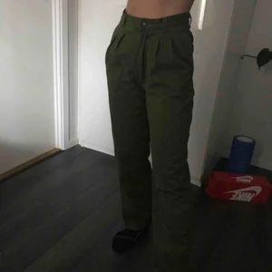  - Vintage militärgröna kostymbyxor som sitter jätte bra i midja och över rumpan. Dom har perfekt passform i benen å bra längd. Köpt second hand men ser ut att vara i nysvkik då dom inte är slitna alls.