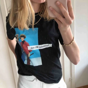  - Cool t-shirt från Zara med tryck. Kan vara snygg över långärmat.   Köparen står för frakt. Möts upp i centrala Stockholm. 