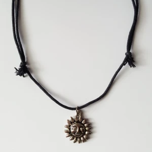  - Vintage halsband med solhänge på ett justerbart snöre. Kan skickas om köparen står för fraktkostnaden på 9kr.
