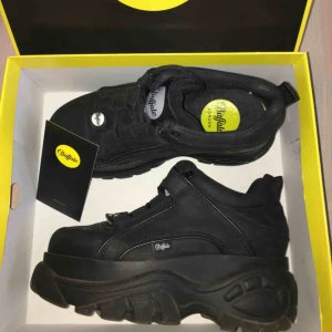  - Svarta nya buffalo skor, använda fåtal gånger mycket bra  pris, nypris 1699kr