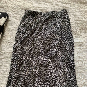  - Kjol med hög slits från MotelRocks. Använd fåtal gånger. Köpt för 500kr. Handgjord. Finns i Norrköping annars står köparen för frakten. (39kr) Leopardprint.
