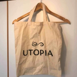  - Tygkasse. Fint skick. Jag bjuder på fraktkostnaden 💌