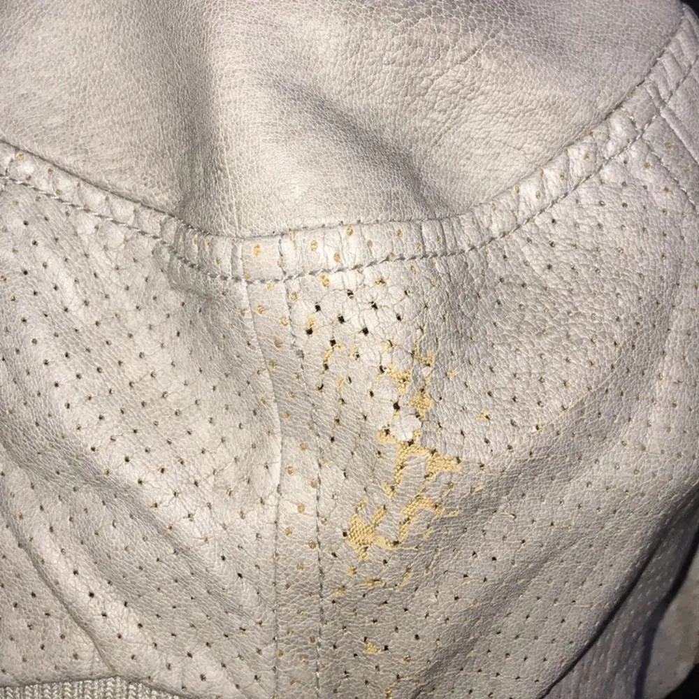 Skitsnygg grå jacka i fejkläder från Zara. Tror den är från Zara Kids, jag köpte den second hand. Den är lite sliten vid axelpartiet, mest på den högra axeln längst upp. . Takit.