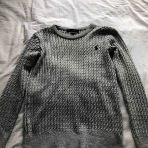  - En långärmad från Ralph lauren, väldigt skönt material använts få gånger. Priset kan alltid diskuteras