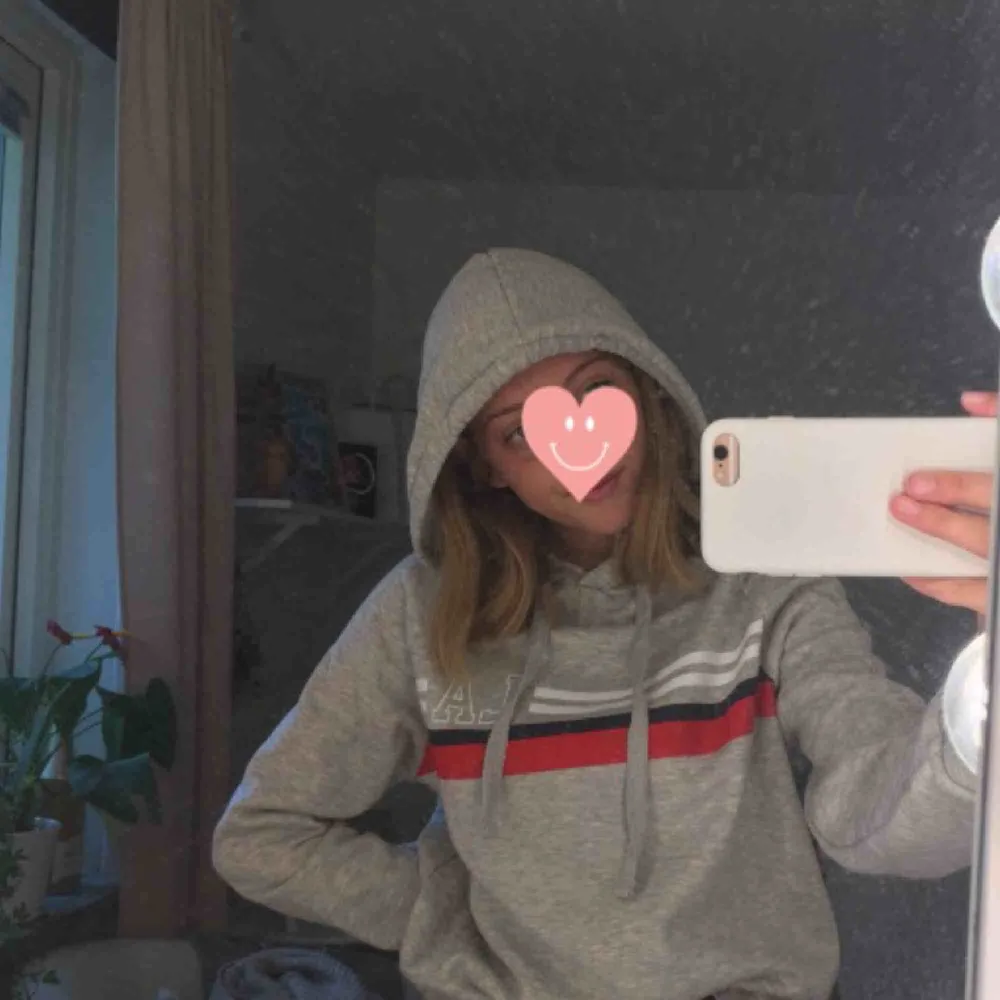 Helt ny hoodie, ALDRIG använd, med prislapp kvar💓 Fick den i present, därav att priset är överstruket. Men köpt för 200kr. . Tröjor & Koftor.