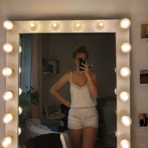  - Jättefin playsuit använd endast 1gång! Är en M/S, så den sitter lite för tajt på mig som syns på bilderna, hade därför suttit ännu snyggare på en liten S eller en XS🥰🥰 perfekt till skolavslutning/midsommar, men också till vardags!