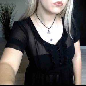  - Söt klänning helt i mesh, om man inte har lust att flasha hela paketet så får man använda bh och kort kjol under! Fattas en knapp längst upp. Storleksmärkt S men passar även M. Fraktar eller möts upp!