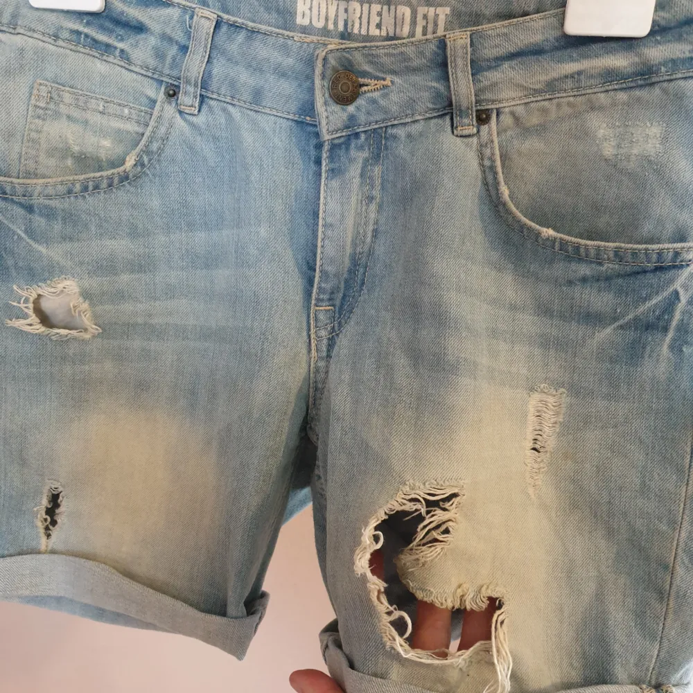 Så snygga jeansshorts i boyfriendmodell. Snygga slitningar. Dock är tyvärr dragkedjan paj..därav billiga priset. Är man lite händig kan man säkert fixa det, annars finns det ju en väl fungerande knapp (:. Shorts.