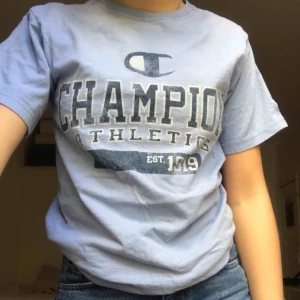  - Jätte fin t-shirt från champion i färgen ljusblå