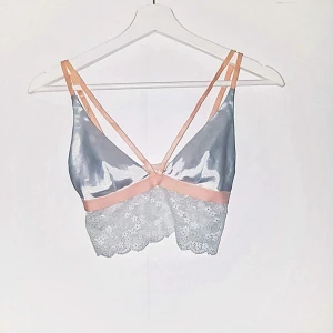  - Superfin turkos och ljusrosa bralette i silkigt material. Aldrig använd. Från Nelly.com 