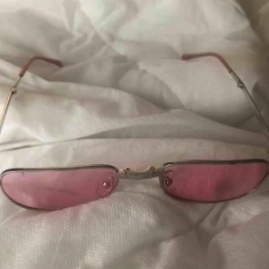  - 👚👙🏄🏾‍♀️🌸90s sunglasses 💖🌷🦄👛👙dessa går att även vika om man vill 🏄🏾‍♀️🏄🏾‍♀️ har dock lite repor därav priset 🥰 