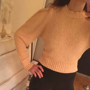  - Cool persikofärgad knit. Lite ”axelvaddar”. 