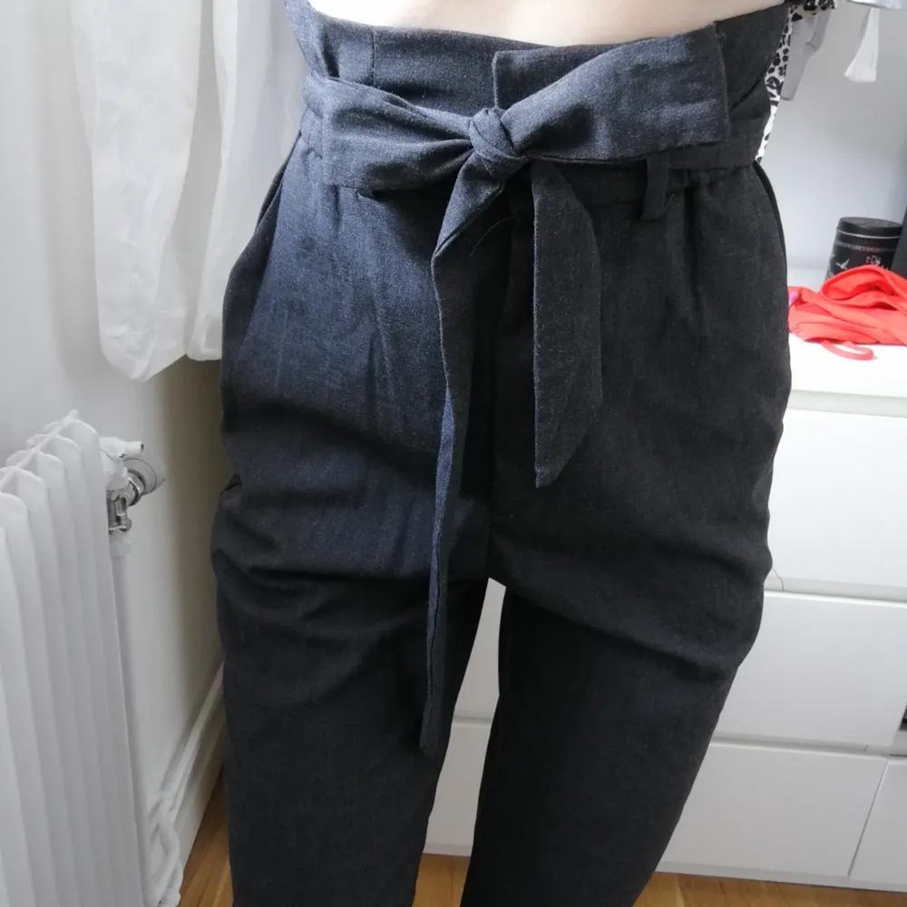 Helt nya och oanvända gråa paperbag byxor med knyt i midjan. Från hm. Jeans & Byxor.
