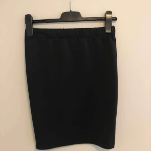  - Super fin och SKÖN kjol ! Hitta nått mer perfekt inför sommaren. Bra skick. Önskas fler bilder, kontakta mig😍 köparen betalar 50 kr+frakt ;) 