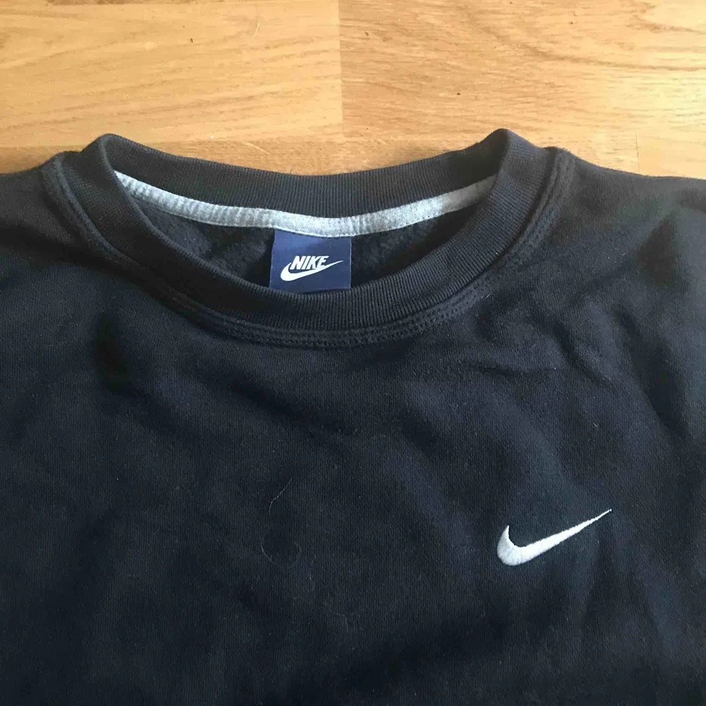 Svart sweatshirt tröja märke Nike inköpt på stadium för 500kr. Använd men inga skavanker . Hoodies.