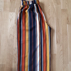  - Jättefina vida byxor från Zara. Längden går ungefär till vaderna. Det är storlek L men de är mer som M.  Använda 2 gånger! Superskick! 