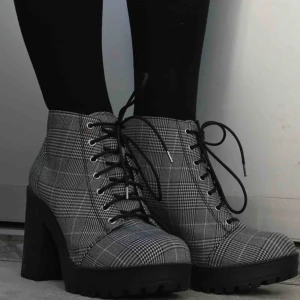  - Rutiga klackskor i toppskick, aldrig använda  Köparen betalar för frakt, kan annars mötas upp i stockholmsområdet 