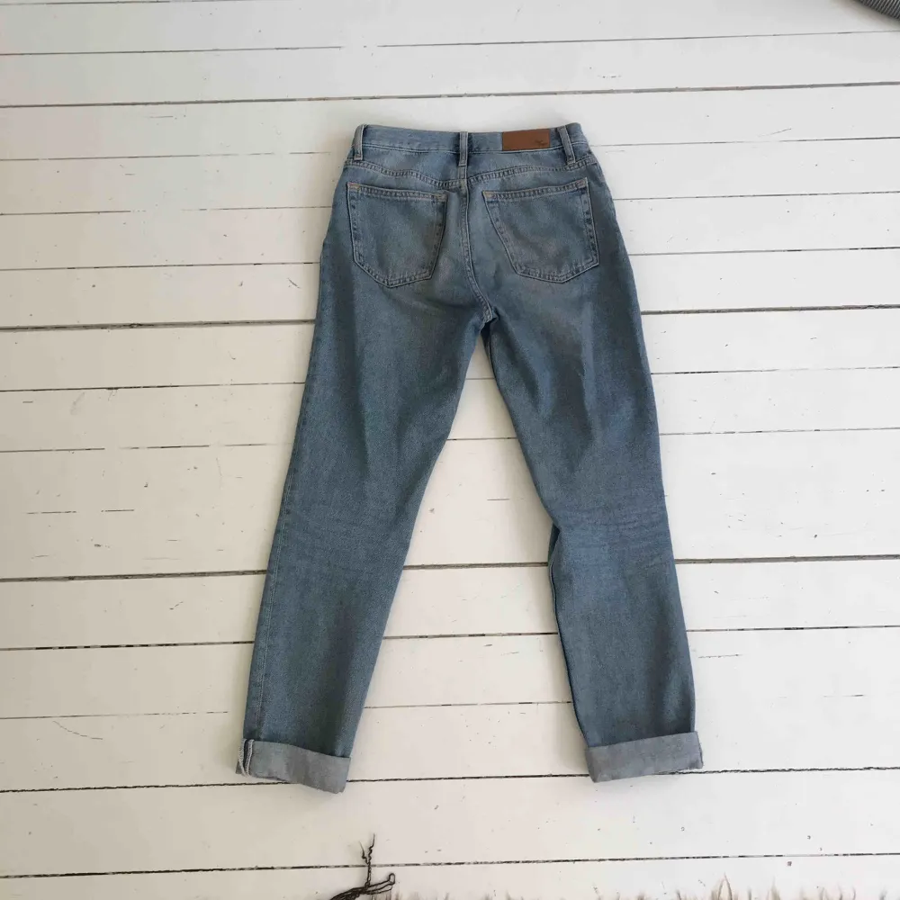 Boyfriend jeans, på mig sitter dom som låg midja men går att ha som hög eftersom grenen är låg, frakt tillkommer (63kr) . Jeans & Byxor.