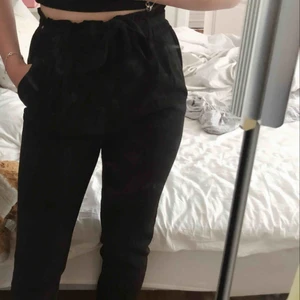 Bik Bok kostym byxor - Jätte snygga kostym byxor från Bik Bok, Använda ca 1 gång säljer pga de inte kommer till användning. Köpare står för frakt, kontakta mig för mer frågor