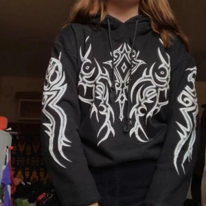  - Säljer denna balla hoodien med tryck på både framsidan, baksidan och ärmarna!❤