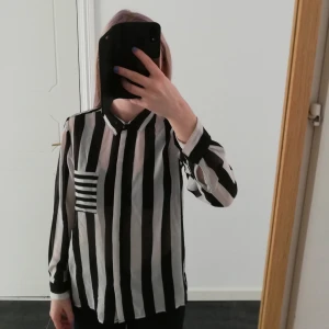  - Svartvitrandig, liite genomskinlig skjorta från Cubus. Storlek 158 men passar även en XS-S. Jag som bär skjortan på bilden har storlek S. Använd men i gott skick! Köparen står för frakten 🌷💮