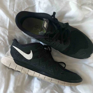  - Svarta Nike Freerun 5 i strl 38 som numera är för små. Passar både att träna i och som vardagsskor. Använda i ca 1 år men ändå i bra skick förutom liite färgskav fram vid tån. Köparen står för frakt