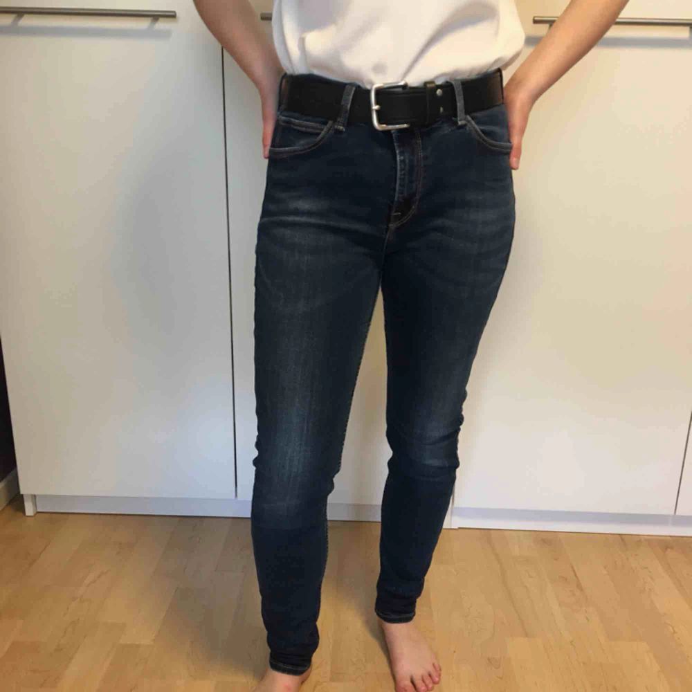 Lee jeans i modell Scarlett. W32 L31, jag på bilden är 160cm❣️. Jeans & Byxor.
