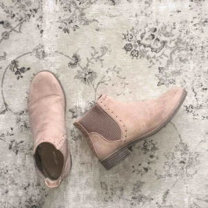  - Ljusrosa Mockaskor från attitude i storlek 38. Använt endast fåtal gånger. Säljer pga bytt stil! Fri frakt🌼