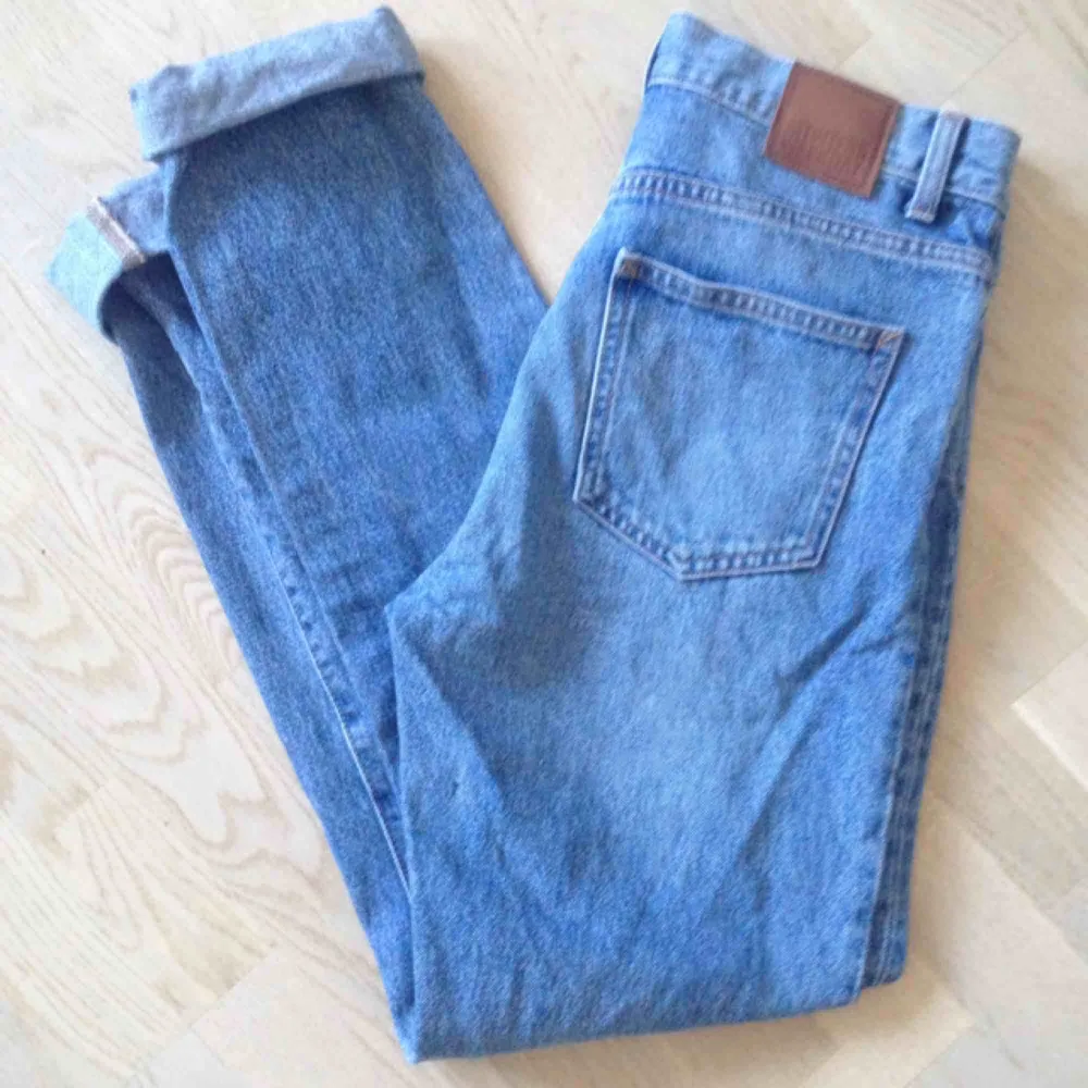 Eftertraktade weekday-jeans i perfekt tvätt! Rak modell, perfekt skick! Skicka gärna frågor!🌟. Jeans & Byxor.