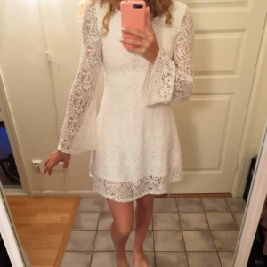  - En fin vit sommarklänning, spets. 