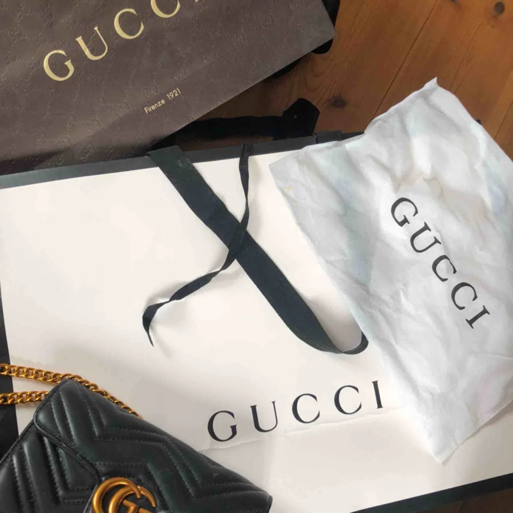Kopia på Gucci väska i svart.  Medföljer: Dustbag, stor vit påse medföljer vid upphämtning, annars kan den köpas till för det priset som blir extra på frakten, (den är stor) Brun mindre påse kan även köpas till! Frakt tillkommer . Accessoarer.