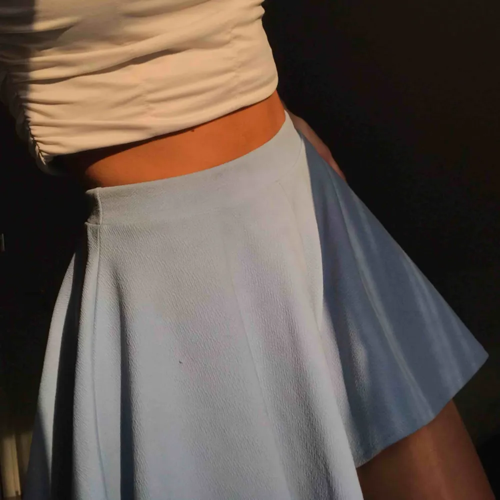 Ljusblå skater skirt/ shorts. Ser alltså ut som kjol men det är shorts! Använd enstaka gång! 🌸. Kjolar.