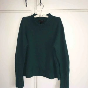  - Stickad, grön tröja från Monki. Inte använd på väldigt länge och i bra skick. Frakt ingår inte i priset och jag tar swish/möts upp i Sthlms innerstad. 
