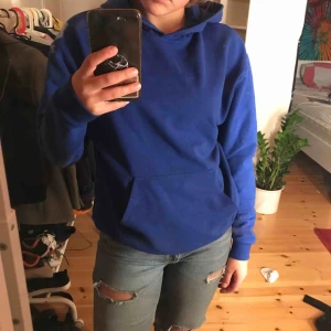  - Blå hoodie från Carlings som är lagom i storleken, har dock inget snöre i luvan men de kan man enkelt lägga till! Frakt ingår🦋