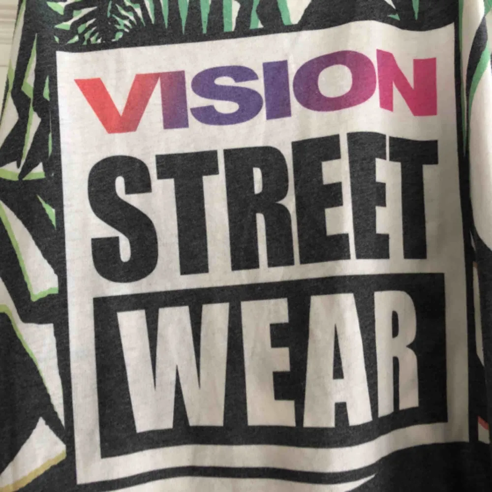 Vision Street Wear tank top. Kan hämtas i Uppsala eller skickas mot fraktkostnad . Toppar.