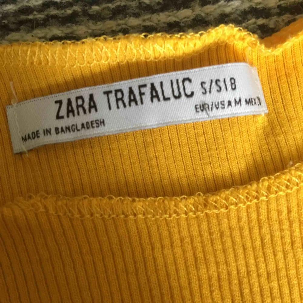 Superfin orangegul top köpt på Zara i Italien. Köper du nu så bjuder jag på frakten! . Toppar.
