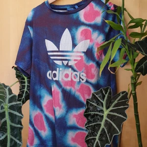 - Adidas tshirt.  Kan skickas, men då står köparen för frakten. 