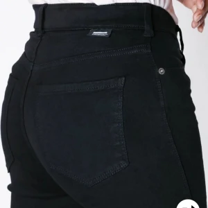  - Sparsamt använda byxor från Dr Denim. Nypris 500 kr, passar mig med storlek s Midja:M Ben:32