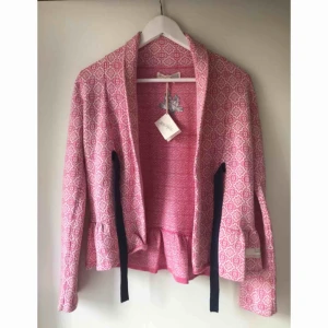  - Superfin tröja med lapp. Nypris 1795kr. 