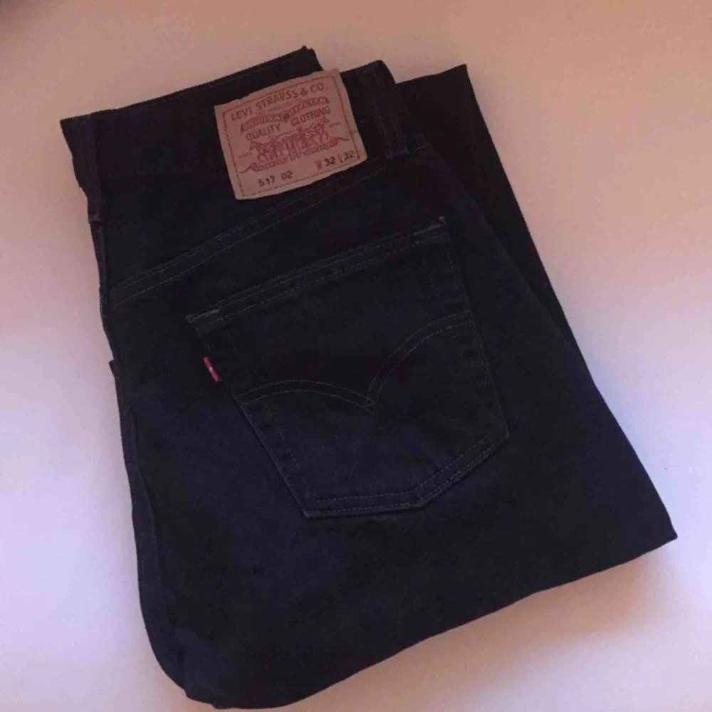 Levi’s jeans i modellen 517. Strl 32/32, sitter som en stor m/liten l (något förstora för mig på bilden). Frakt 63 kr 🌸. Jeans & Byxor.