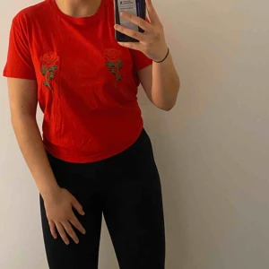  - Röd t shirt från nakd, aldrig använd och prislappen är kvar, frakten ingår i priset 