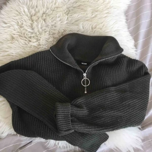  - Camouflage grön stickad tröja med half zip från Bikbok.  Använd ca 2 ggr. Bra skick!