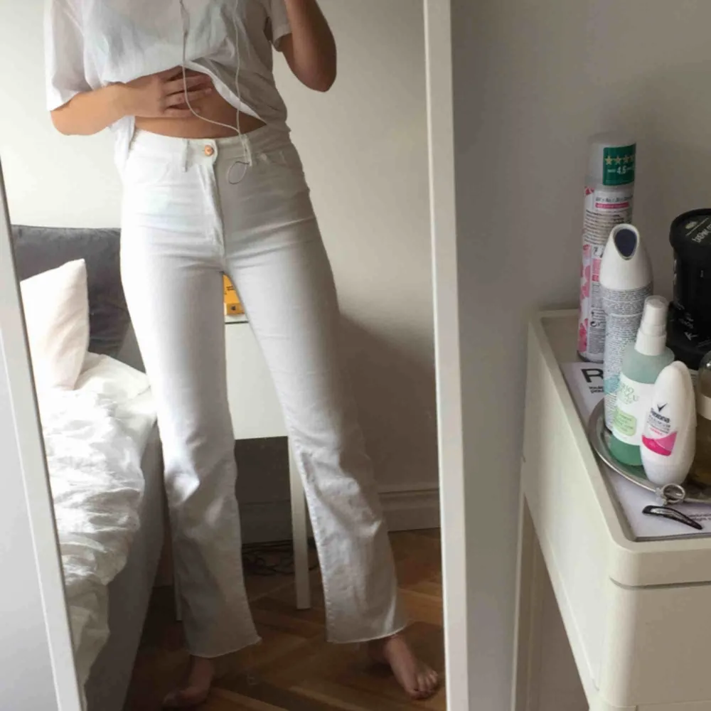 Skitsnygga vita acnejeans!! Storlek 28/32 men skulle mer säga 27/32 typ! 💖🧚🏼‍♀️. Jeans & Byxor.