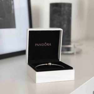  - Pandora armband, köparen står för frakten