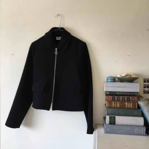  - Svart weekday jacka i small 