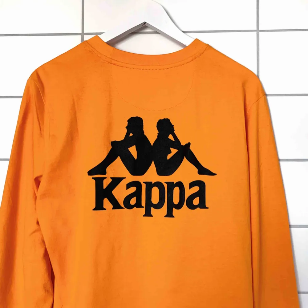 Supersnygg orange tröja från kappa. Sitter superfint oversize om man har egentligen har S. Frakt på 30kr tillkommer⚡️. T-shirts.
