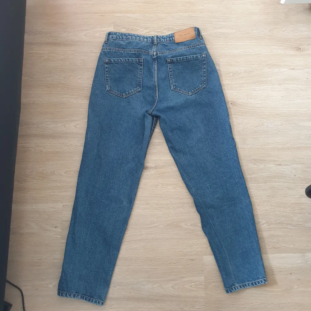 Ett par moms fit jeans från Zara trafaluc denimwear. De sitter perfekt på sådan sätt som de ska, och jag vill sälja dessa byxor pga att de har blivit för små för mig. Pris går att negotiate . Jeans & Byxor.