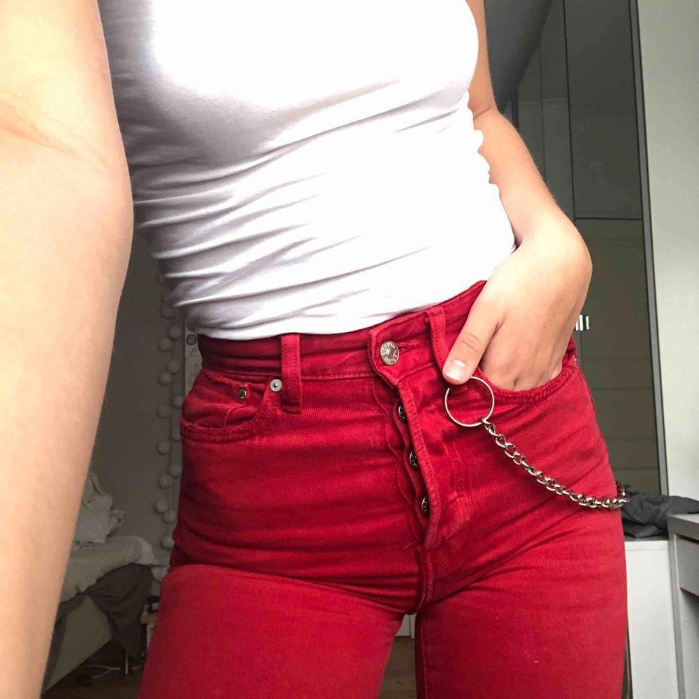 Ett par asballa röda jeans från hm. De är i storlek 25, men passar även 26. Möts upp i Stockholm eller köparen står för frakt💞💞. Jeans & Byxor.