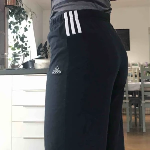  - Sköna Adidasbyxor! Töjbara så passar en s men även m💘 frakt ligger på 30:-👼🏼👼🏼