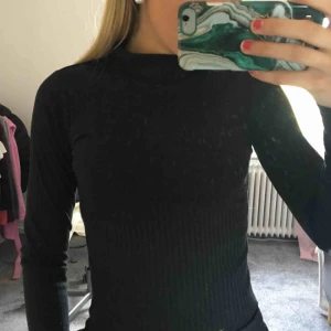  - Svart långärmad tröja med hög hals Från GinaTricot Bra skick Säljer för 40kr  Går att skicka om köparen betalar frakten